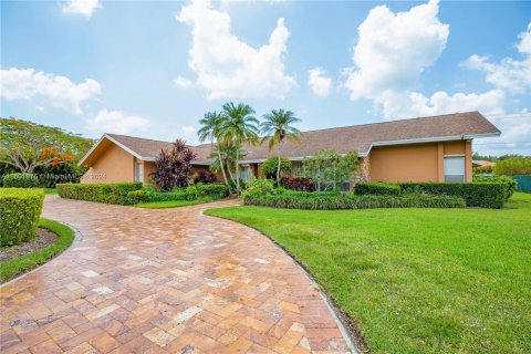 Villa ou maison à vendre à Palmetto Bay, Floride: 6 chambres, 402.08 m2 № 1220674 - photo 1