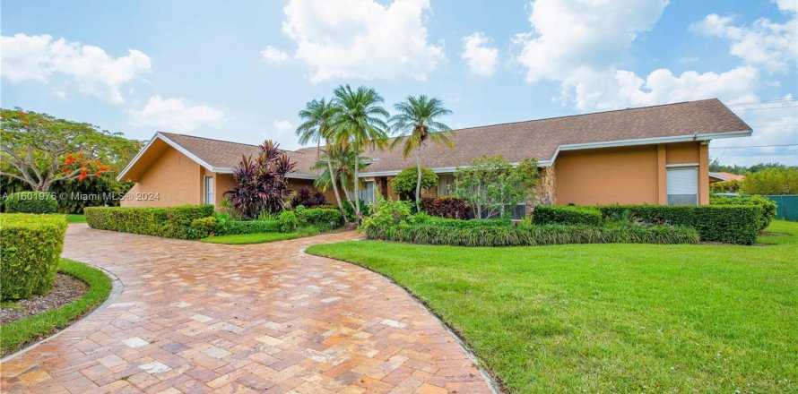 Villa ou maison à Palmetto Bay, Floride 6 chambres, 402.08 m2 № 1220674