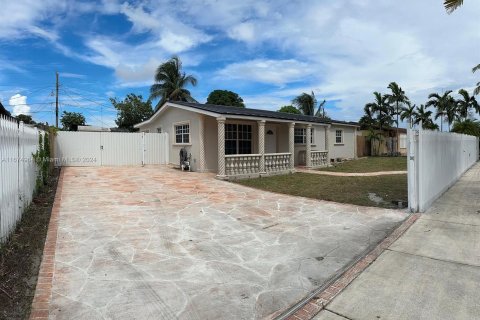 Casa en alquiler en Miami, Florida, 3 dormitorios, 120.59 m2 № 1398472 - foto 1