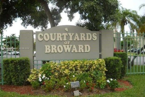 Купить кондоминиум в Норт-Лодердейл, Флорида 2 спальни, 92.9м2, № 1101598 - фото 1