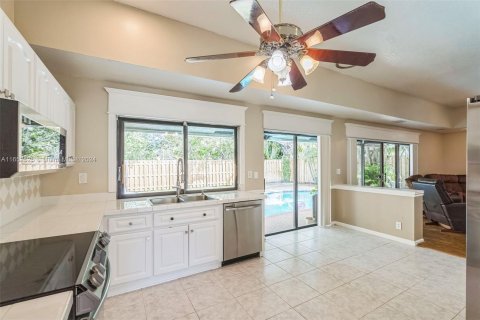 House in Coral Springs, Florida 3 bedrooms, 168.52 sq.m. № 1365306 - photo 12