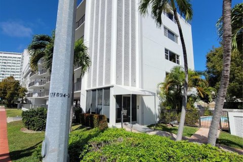 Condo in Miami Beach, Florida, 1 bedroom  № 1176667 - photo 1