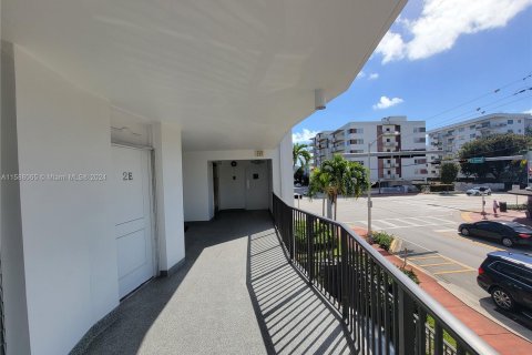 Condo in Miami Beach, Florida, 1 bedroom  № 1176667 - photo 2