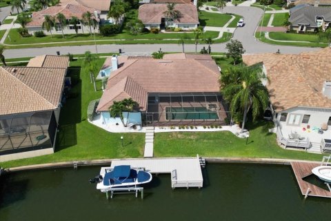 House in Tampa, Florida 4 bedrooms, 268.86 sq.m. № 1393686 - photo 1