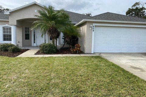 House in Edgewater, Florida 4 bedrooms, 208.38 sq.m. № 1169430 - photo 1