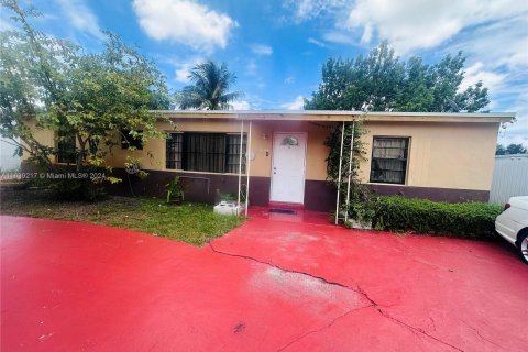 Villa ou maison à vendre à Miami Gardens, Floride: 4 chambres, 114.46 m2 № 1311124 - photo 1