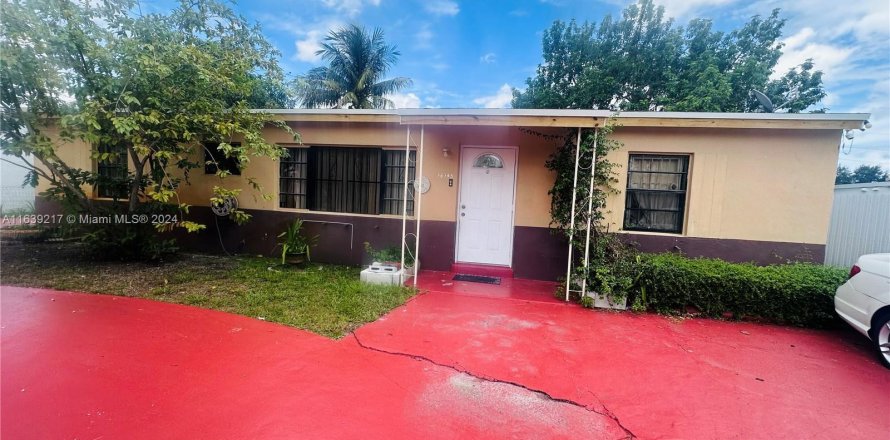 Villa ou maison à Miami Gardens, Floride 4 chambres, 114.46 m2 № 1311124