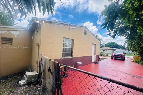 Casa en venta en Miami Gardens, Florida, 4 dormitorios, 114.46 m2 № 1311124 - foto 2