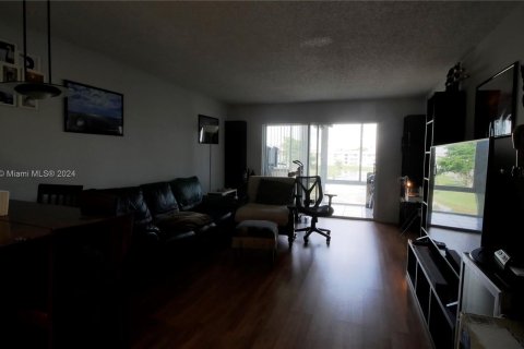 Condo in Sunrise, Florida, 2 bedrooms  № 1311160 - photo 4