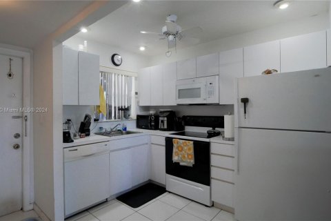 Condo in Sunrise, Florida, 2 bedrooms  № 1311160 - photo 3