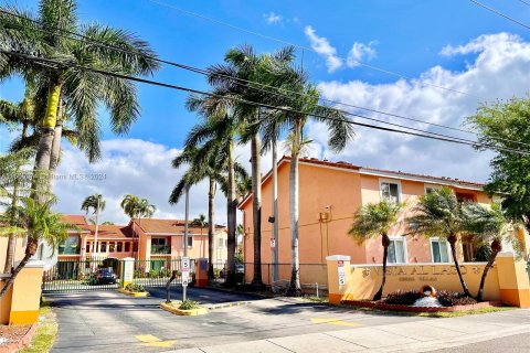Снять в аренду кондоминиум в Майами, Флорида 2 спальни, 83.61м2, № 1101900 - фото 1
