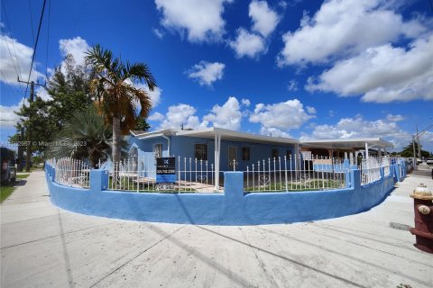 Villa ou maison à vendre à Hialeah, Floride: 6 chambres, 274.8 m2 № 912326 - photo 1