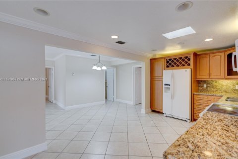Villa ou maison à vendre à Hialeah, Floride: 6 chambres, 274.8 m2 № 912326 - photo 16