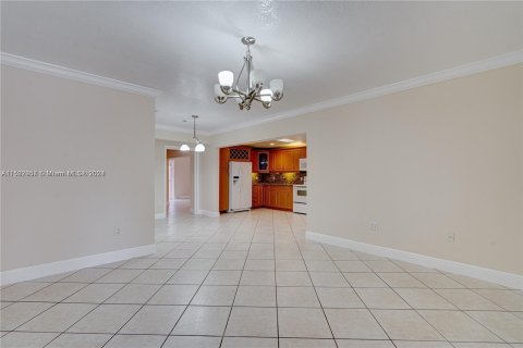 Villa ou maison à vendre à Hialeah, Floride: 6 chambres, 274.8 m2 № 912326 - photo 17