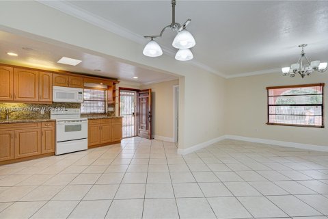 Villa ou maison à vendre à Hialeah, Floride: 6 chambres, 274.8 m2 № 912326 - photo 15