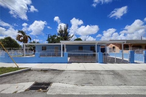 Villa ou maison à vendre à Hialeah, Floride: 6 chambres, 274.8 m2 № 912326 - photo 2