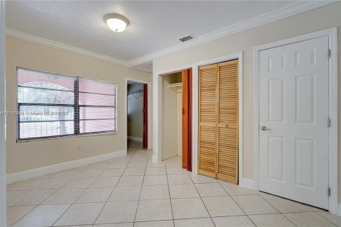 Villa ou maison à vendre à Hialeah, Floride: 6 chambres, 274.8 m2 № 912326 - photo 27