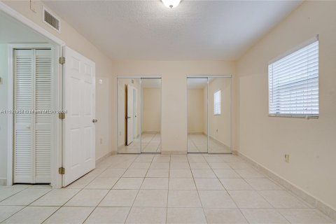 Villa ou maison à vendre à Hialeah, Floride: 6 chambres, 274.8 m2 № 912326 - photo 23