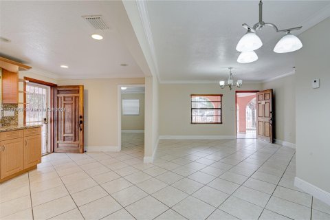 Villa ou maison à vendre à Hialeah, Floride: 6 chambres, 274.8 m2 № 912326 - photo 18