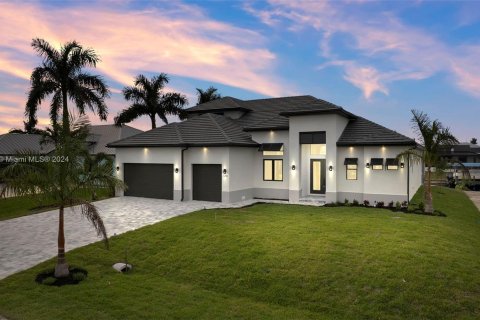 Casa en venta en Cape Coral, Florida, 4 dormitorios, 317.91 m2 № 1393626 - foto 1