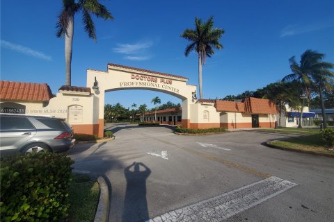 Immobilier commercial à vendre à Plantation, Floride № 1100498 - photo 1