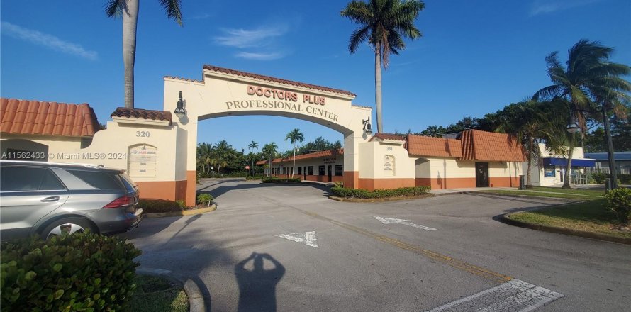 Commercial property in Plantation, Florida № 1100498