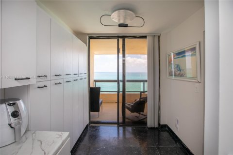 Condo in Miami Beach, Florida, 2 bedrooms  № 1100499 - photo 24