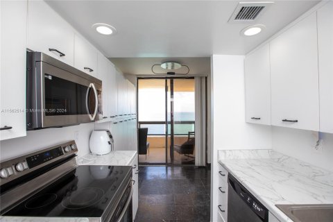 Condo in Miami Beach, Florida, 2 bedrooms  № 1100499 - photo 22