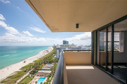 Condo in Miami Beach, Florida, 2 bedrooms  № 1100499 - photo 1