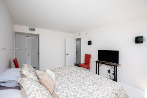 Condo in Miami Beach, Florida, 2 bedrooms  № 1100499 - photo 30