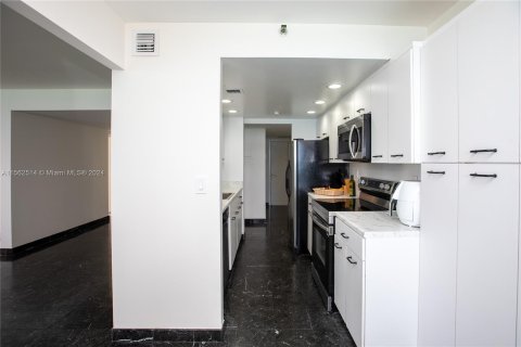 Condo in Miami Beach, Florida, 2 bedrooms  № 1100499 - photo 26