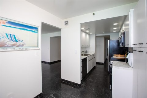 Condo in Miami Beach, Florida, 2 bedrooms  № 1100499 - photo 25