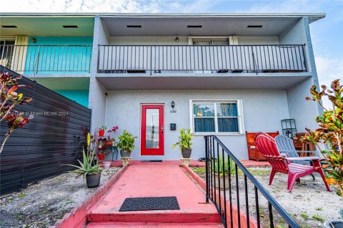 Villa ou maison à vendre à North Miami Beach, Floride: 2 chambres, 116.13 m2 № 1100541 - photo 1