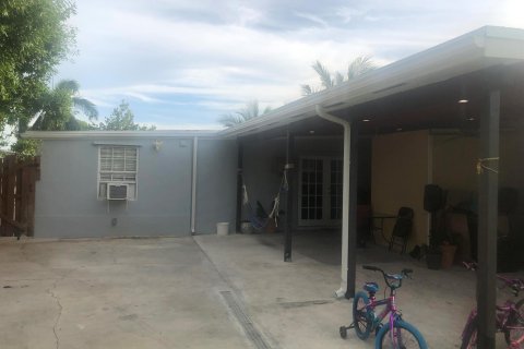 House in Palm Springs, Florida 3 bedrooms, 133.59 sq.m. № 1120990 - photo 7