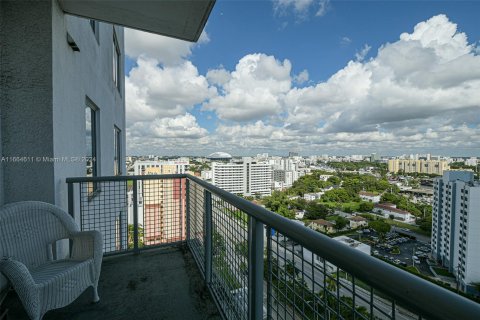 Condominio en alquiler en Miami, Florida, 2 dormitorios, 89 m2 № 1375720 - foto 14