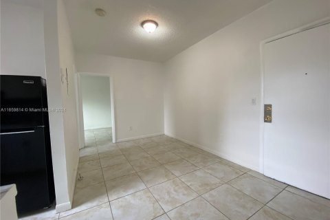 Condo in Miami, Florida, 2 bedrooms  № 1365917 - photo 14