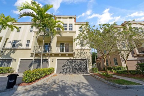 Touwnhouse à louer à Pembroke Pines, Floride: 2 chambres, 124.21 m2 № 1365451 - photo 1