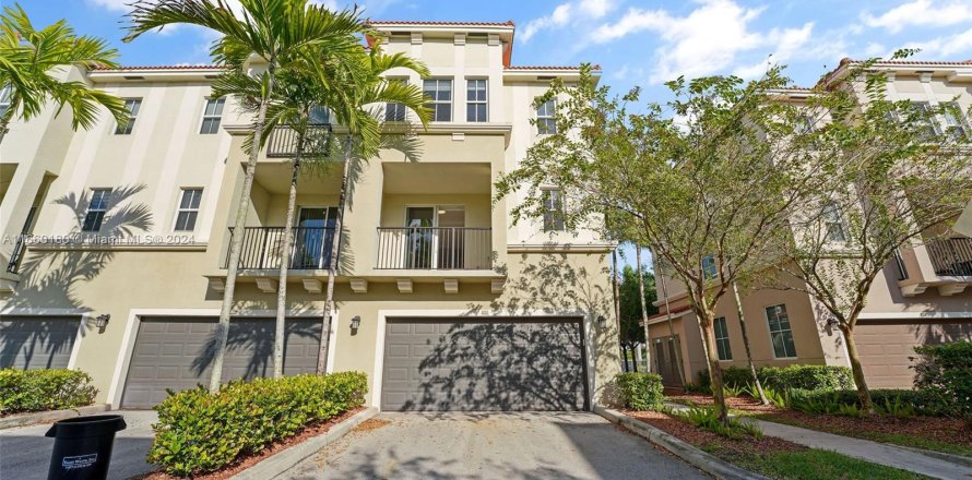 Townhouse in Pembroke Pines, Florida 2 bedrooms, 124.21 sq.m. № 1365451