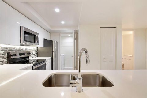 Condo in Aventura, Florida, 1 bedroom  № 1365453 - photo 11