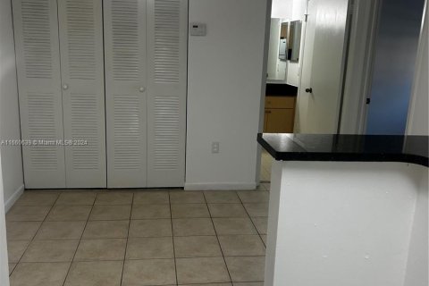 Condo in Hialeah, Florida, 1 bedroom  № 1365957 - photo 4