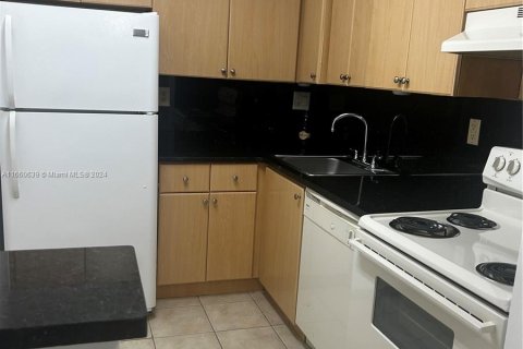 Condo in Hialeah, Florida, 1 bedroom  № 1365957 - photo 1