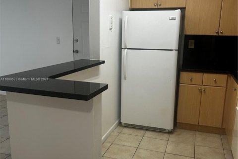 Condo in Hialeah, Florida, 1 bedroom  № 1365957 - photo 2