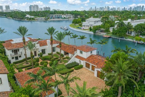 Villa ou maison à vendre à Miami Beach, Floride: 10 chambres, 684.6 m2 № 1310629 - photo 1