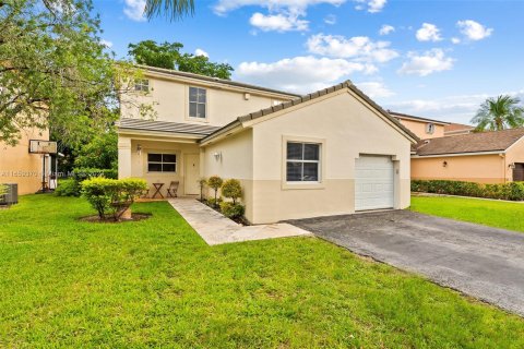 House in Pembroke Pines, Florida 4 bedrooms, 191.1 sq.m. № 1364093 - photo 1