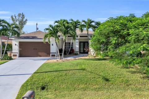 House in Cape Coral, Florida 4 bedrooms, 207.92 sq.m. № 1362775 - photo 1