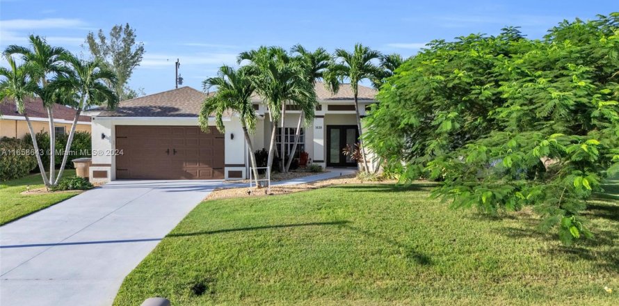 House in Cape Coral, Florida 4 bedrooms, 207.92 sq.m. № 1362775