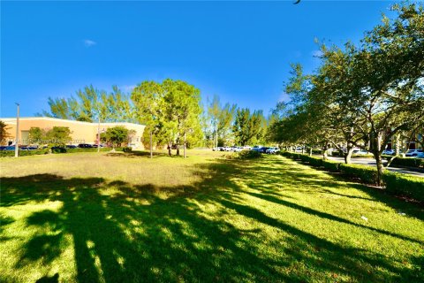 Commercial property in Miami, Florida № 868306 - photo 2