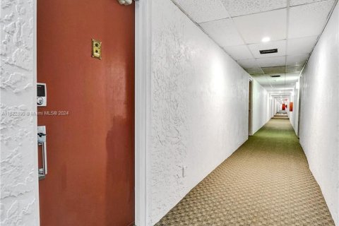Купить кондоминиум в Уилтон-Мэнорс, Флорида 2 спальни, 92.9м2, № 975843 - фото 14
