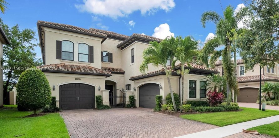 House in Delray Beach, Florida 5 bedrooms, 481.98 sq.m. № 724224