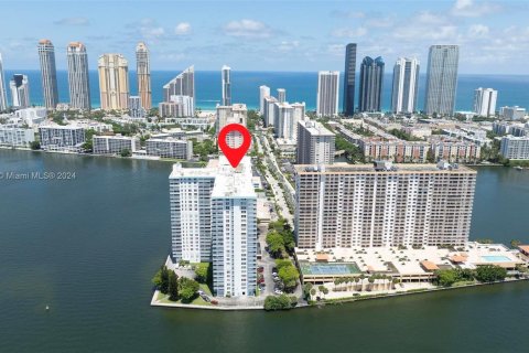 Condominio en venta en Sunny Isles Beach, Florida, 2 dormitorios, 172.43 m2 № 1293629 - foto 29